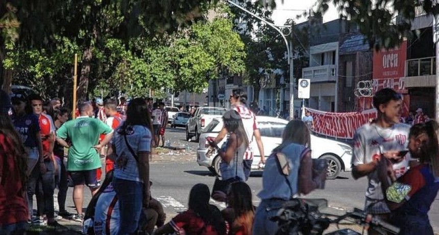 Incidentes en Bulevar, balazos de goma de la polic&iacute;a y un hincha de Uni&oacute;n detenido