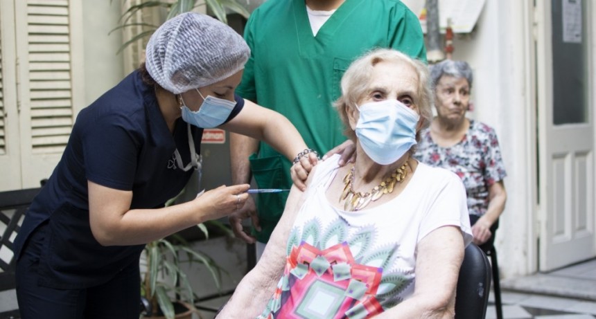 Covid 19: Comenz&oacute; el operativo de vacunaci&oacute;n en geri&aacute;tricos con dosis de refuerzo