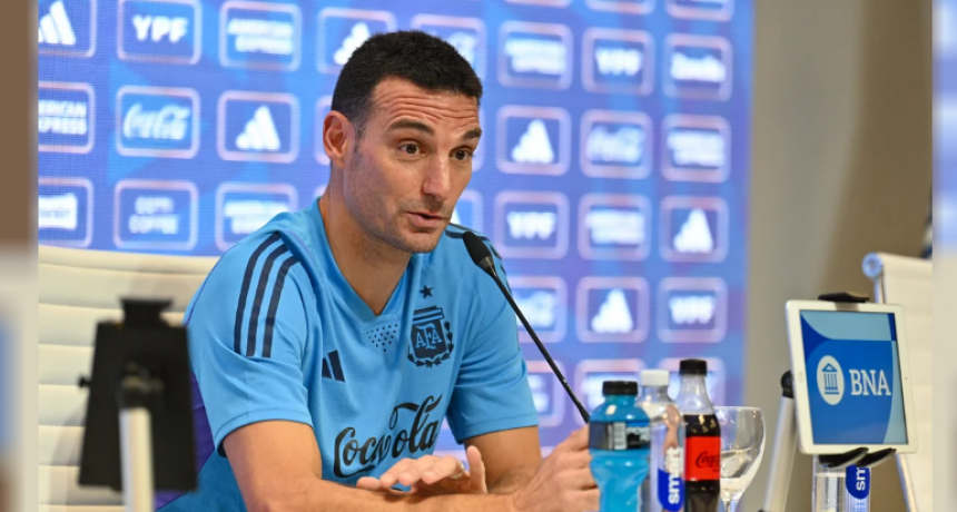Scaloni: "Messi jugará hasta que él levante la mano"