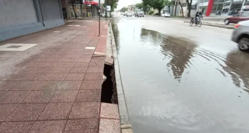 Se volvi&oacute; a hundir el pavimento frente al club Uni&oacute;n