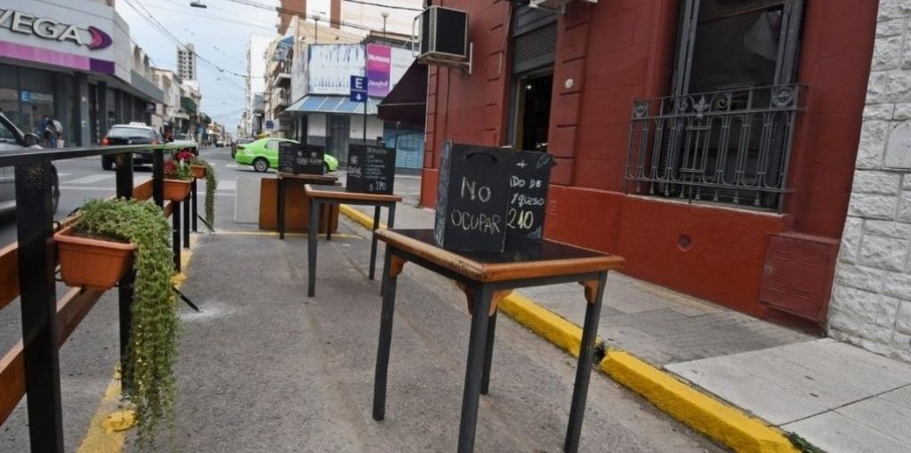 Más de la mitad de los balcones gastronómicos en la ciudad no tienen autorización municipal