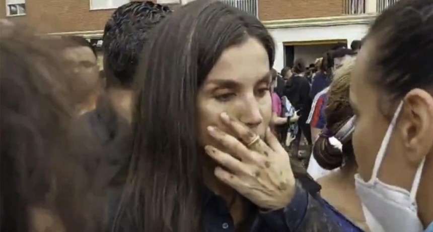 Tensi&oacute;n en zona inundada de Espa&ntilde;a: arrojaron barro a los reyes y Letizia llor&oacute;