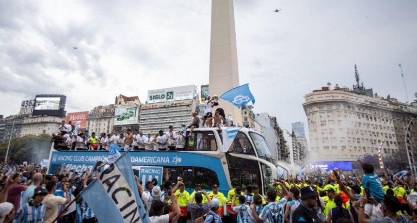 Racing festej&oacute; la Copa Sudamericana junto a una multitud en el Obelisco