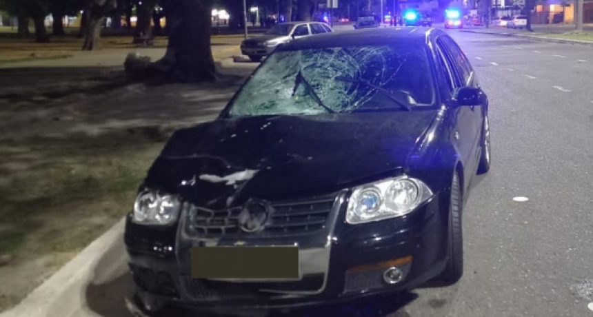 A alta velocidad, un conductor de un auto de 18 a&ntilde;os choc&oacute; y mat&oacute; a una pareja en la Costanera santafesina