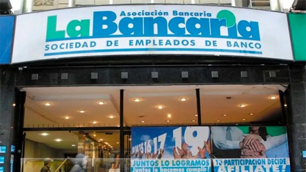 Día del Bancario: los bancos cierran y los empleados cobran un bono $1,7 millón