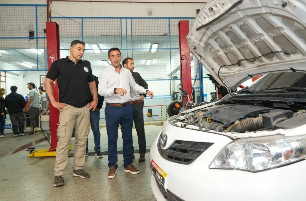 Provincia le entregó a una escuela técnica vehículos decomisados al delito para la formación de sus estudiantes