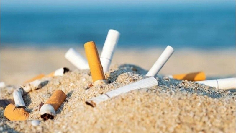 Playas libres de humo en Mar del Plata: cuánto costarán las multas por fumar y tirar las colillas en la arena
