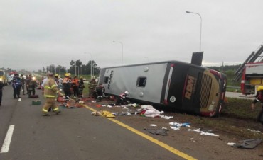 Tr&aacute;gico vuelco en Entre Rios: Al menos dos muertos