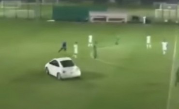 Invadieron un partido de f&uacute;tbol en un auto