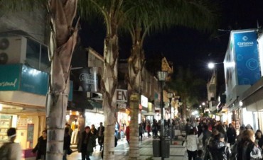 En la previa del feriado los comercios de la peatonal abrir&aacute;n hasta las 22