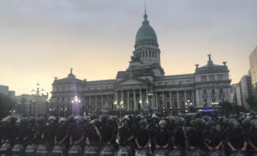 &ldquo;Es terrible que nosotros para entrar al Congreso hayamos tenido que pasar por vallas de seguridad&rdquo;