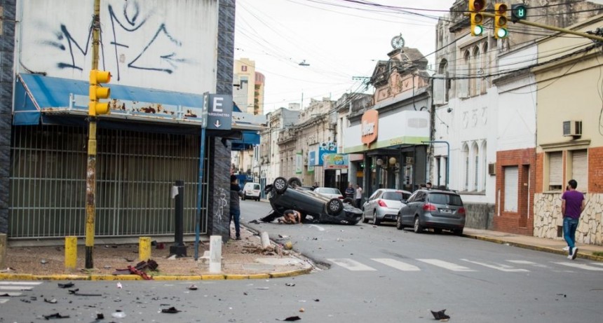Santa Fe: Microcentro. Choque y vuelco