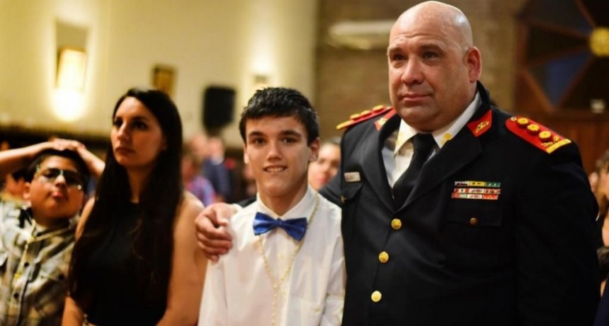 Un joven eligi&oacute; al bombero que le salv&oacute; la vida como padrino de confirmaci&oacute;n
