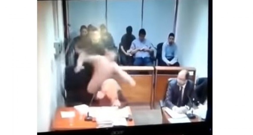 Un preso le tiró un tacho de basura metálico a un fiscal en plena audiencia
