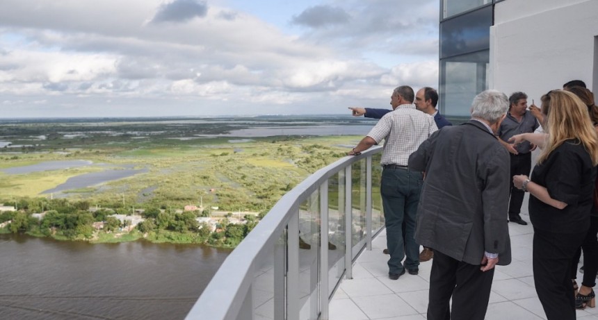 Corral recorri&oacute; las obras del complejo Amarras Center