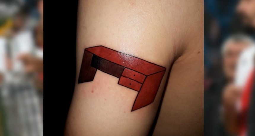 Un hincha de River se tatu&oacute; un escritorio