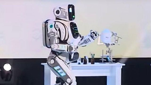Presentan robot en TV y descubren que era un hombre disfrazado