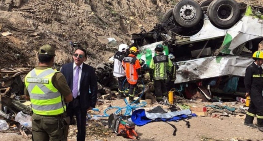 Al menos 20 muertos en Chile tras la ca&iacute;da de un micro por un barranco