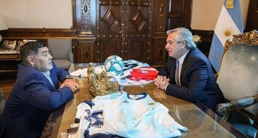 Alberto Fern&aacute;ndez y Diego Maradona, mano a mano en Casa Rosada