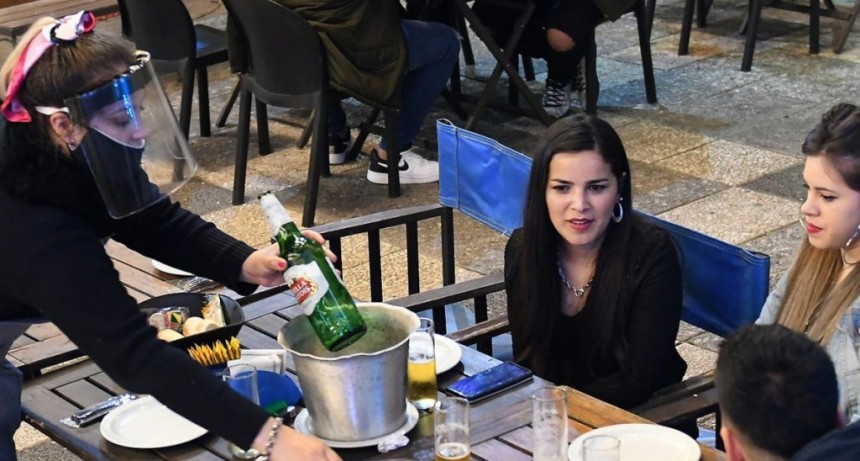 El 24 y el 31, se ampl&iacute;a la cantidad de clientes por mesa en bares y restaurantes