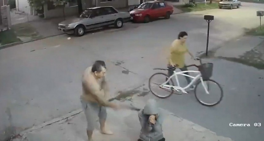 Esperanza. Vio a un joven intentando robar su auto y lo expuso con un machete ante c&aacute;maras de seguridad