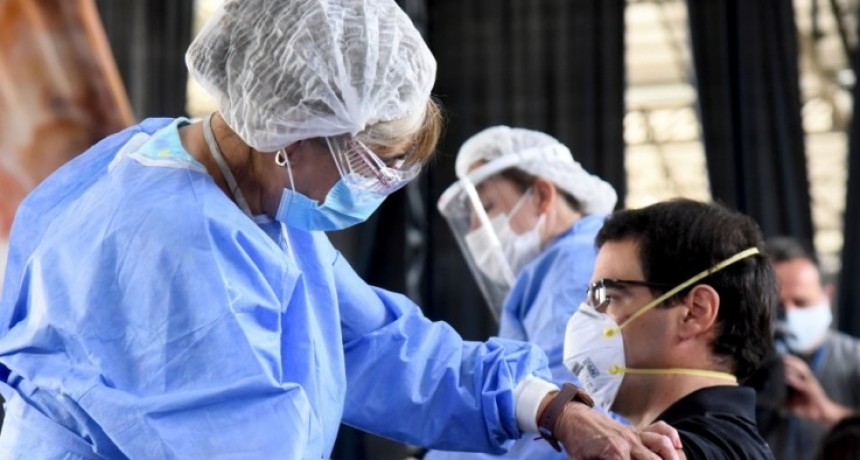 Aconsejan reforzar a los cuatro meses la vacunaci&oacute;n al personal de salud y a los mayores de 60