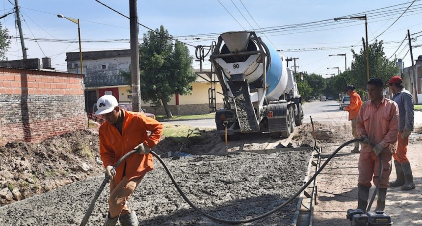 Jat&oacute;n recorri&oacute; las obras que se ejecutan en un sector de barrio Centenario