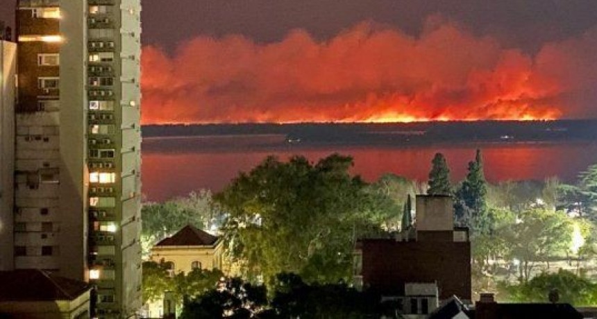 Quemas en las islas: Rosario amaneci&oacute; cubierta por una densa masa de humo