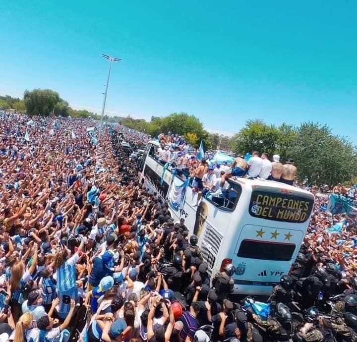 La caravana mas grande del mundo saludo a los CAMPEONES