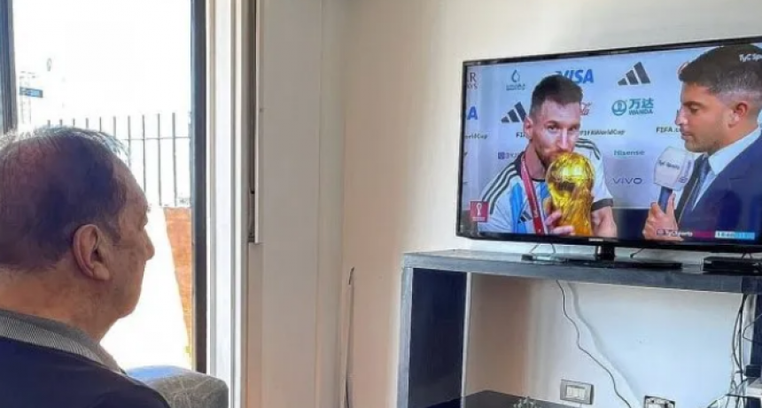 La emocionante imagen de Bilardo viendo a Messi con la copa