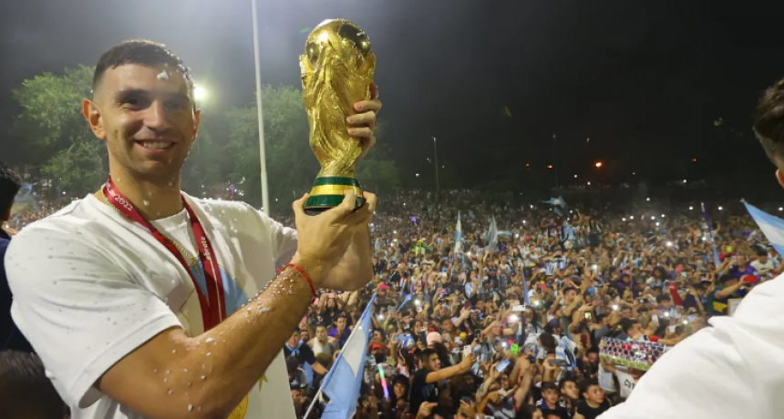 Llegaron los campeones y fueron recibidos por una multitud