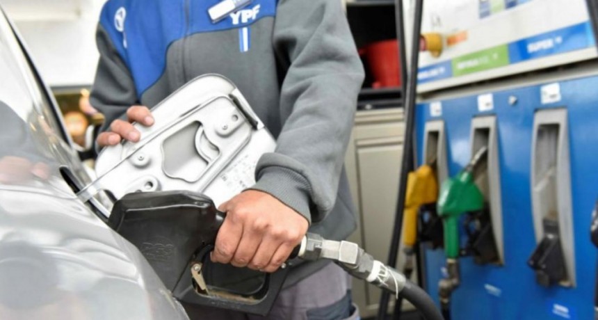 En enero habr&aacute; otra suba de naftas de 4%