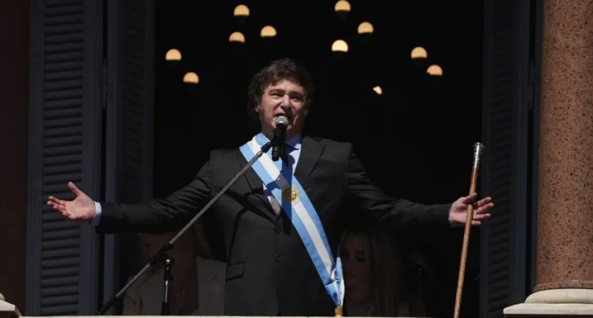 Desde el balc&oacute;n de Casa Rosada, Javier Milei decret&oacute; "el fin de la noche populista"