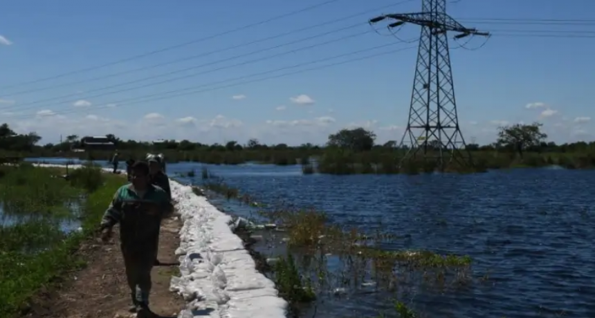 Extraen el agua con bombas por filtraciones en la defensa de la Vuelta del Paraguayo
