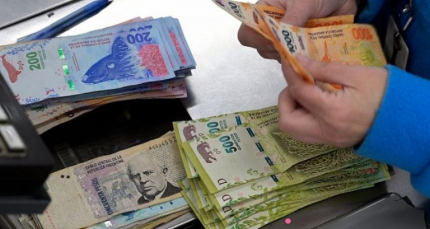 El gobierno eval&uacute;a emitir billetes de 20.000 y 50.000 pesos