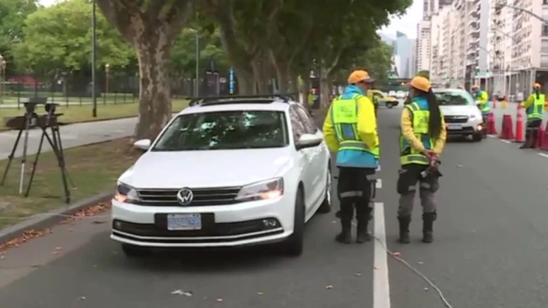 Un conductor que se identificó como diplomático ruso se negó a hacer un control de alcoholemia y se atrincheró en su auto