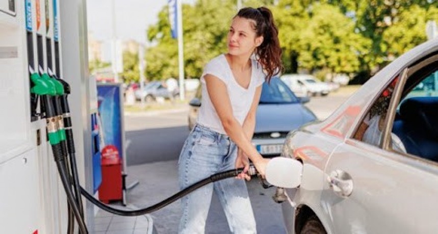 Habilitar&aacute;n autodespacho de combustible en las estaciones de servicio del pa&iacute;s
