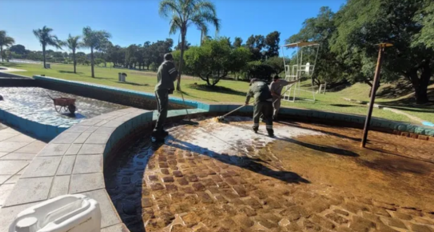 Realizaron una limpieza en los piletones del Parque del Sur