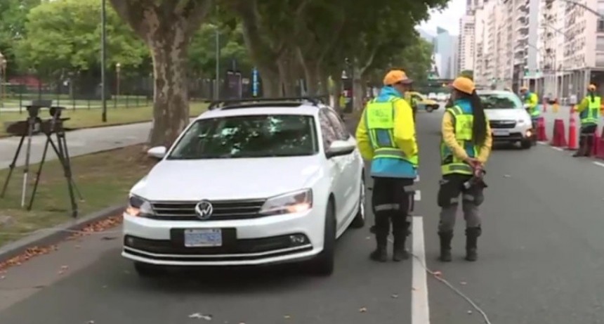 Un conductor que se identific&oacute; como diplom&aacute;tico ruso se neg&oacute; a hacer un control de alcoholemia y se atrincher&oacute; en su auto