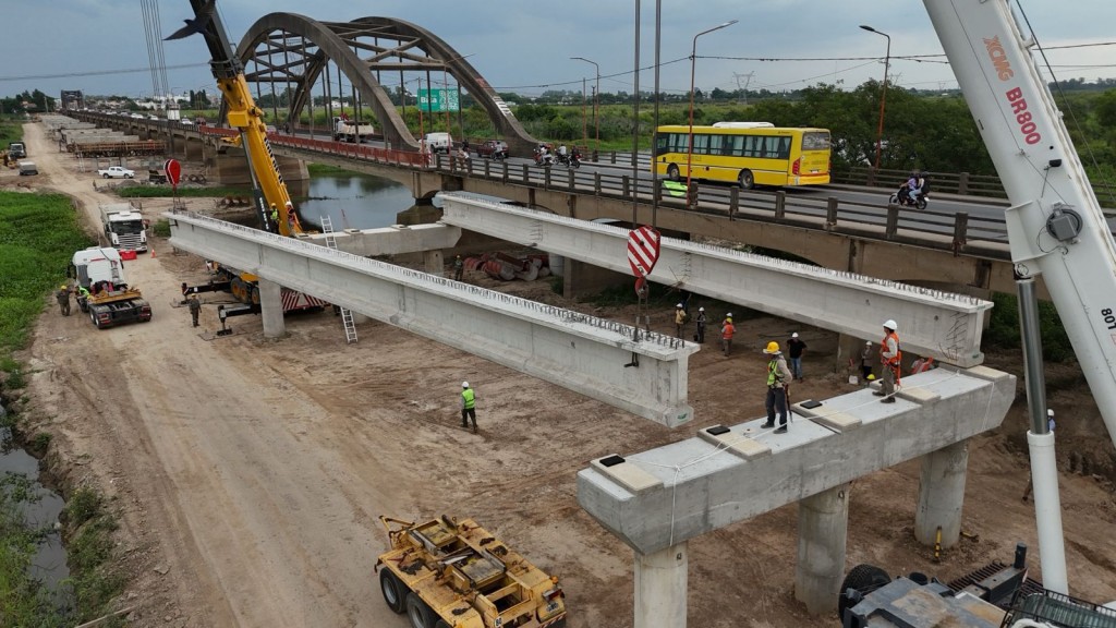 Puente Santa Fe-Santo Tomé: comenzó la colocación de las vigas longitudinales