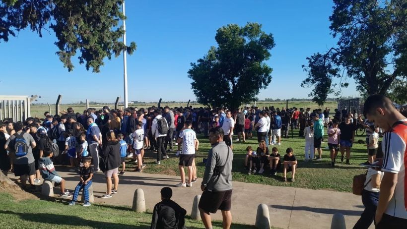 Vigilia por Messi: llega a Sauce Viejo para pasar las Fiestas en Rosario y ya lo espera una multitud