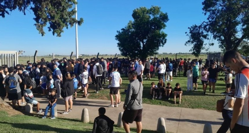 Lionel Messi paso por el aeropuerto de Sauce Viejo y ya lo espero una multitud